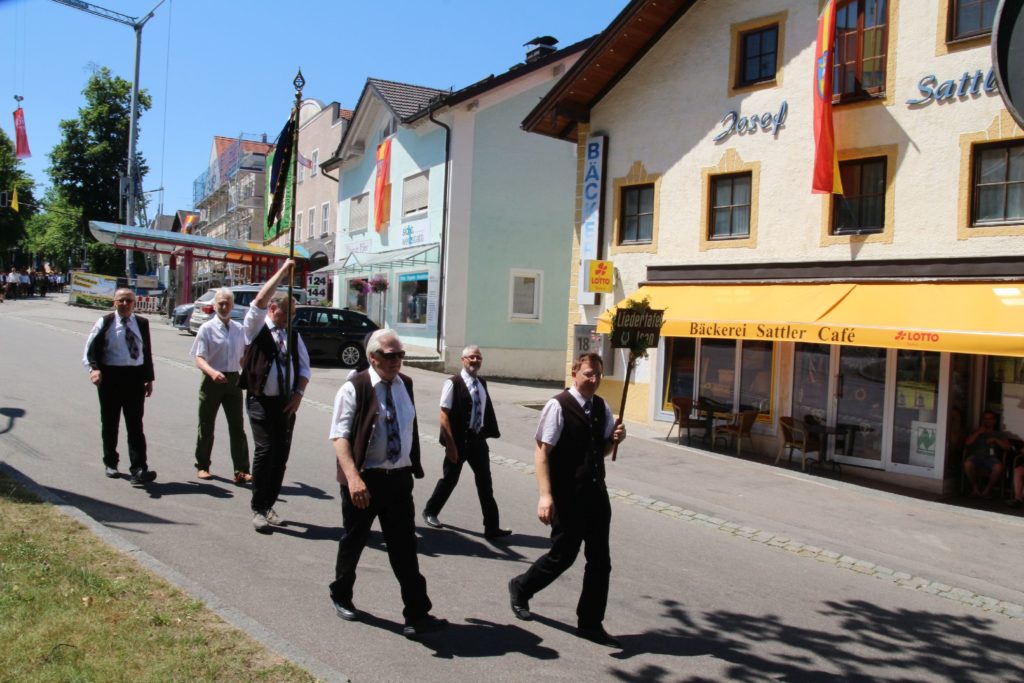 Fahnenabordnung beim Festzug der Freiwilligen Feuerwehr Isen zur 150-Jahr Feier in 2019